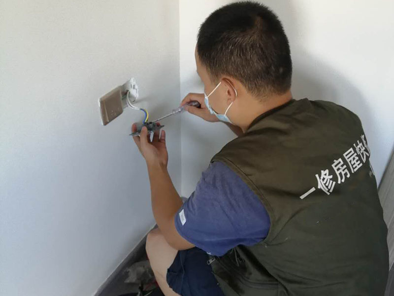 老小區(qū)突然停電沒有物業(yè)管，求推薦一個水電工上門維修電話